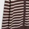 Gebreid vest met knopen en raglanmouwen Gebreid vest met knopen en raglanmouwen