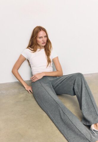 Gebreide broek met naaddetails