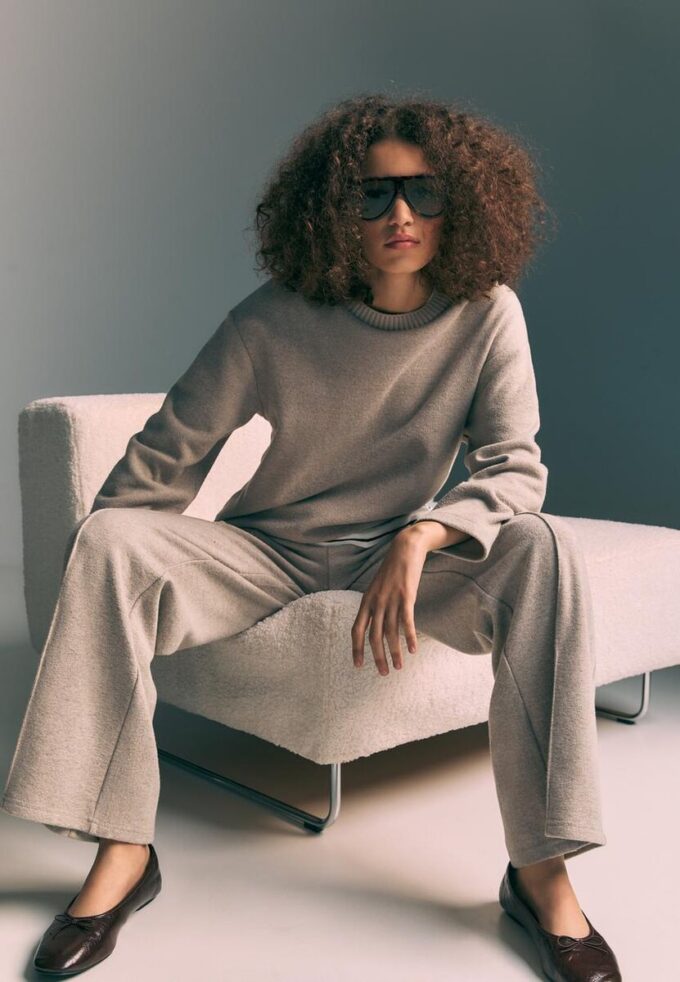 Gebreide broek met naaddetails Gebreide broek met naaddetails