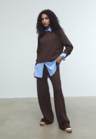 Gebreide broek met naaddetails