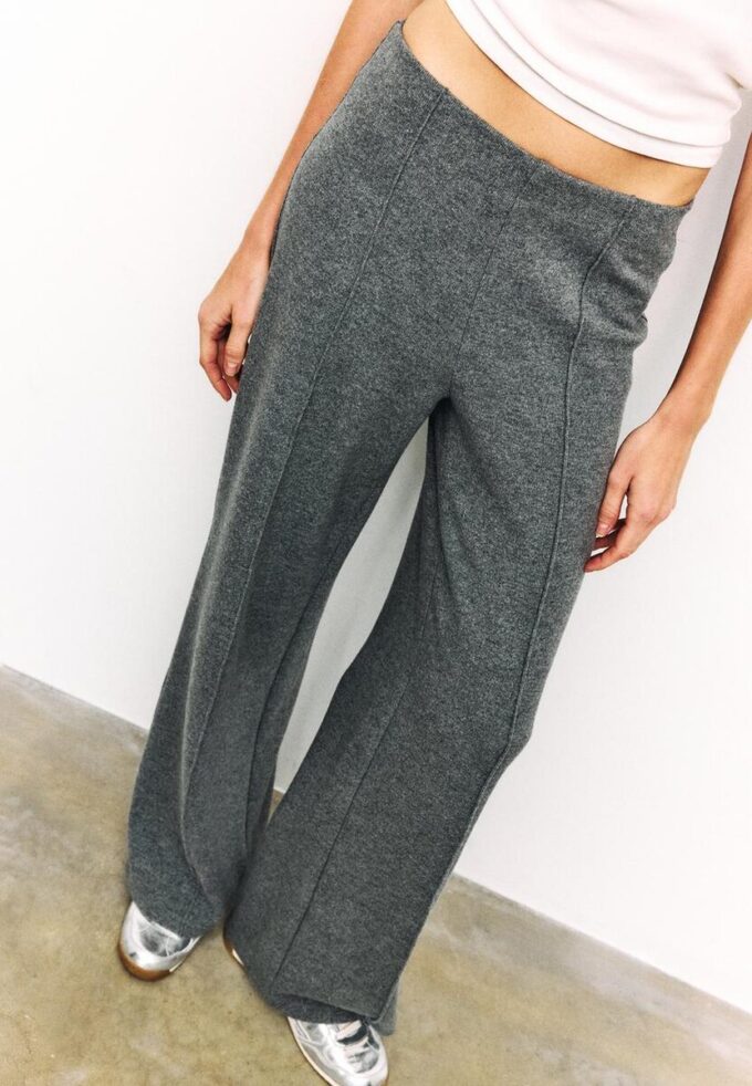 Gebreide broek met naaddetails Gebreide broek met naaddetails