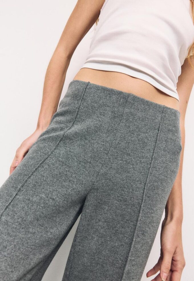 Gebreide broek met naaddetails Gebreide broek met naaddetails