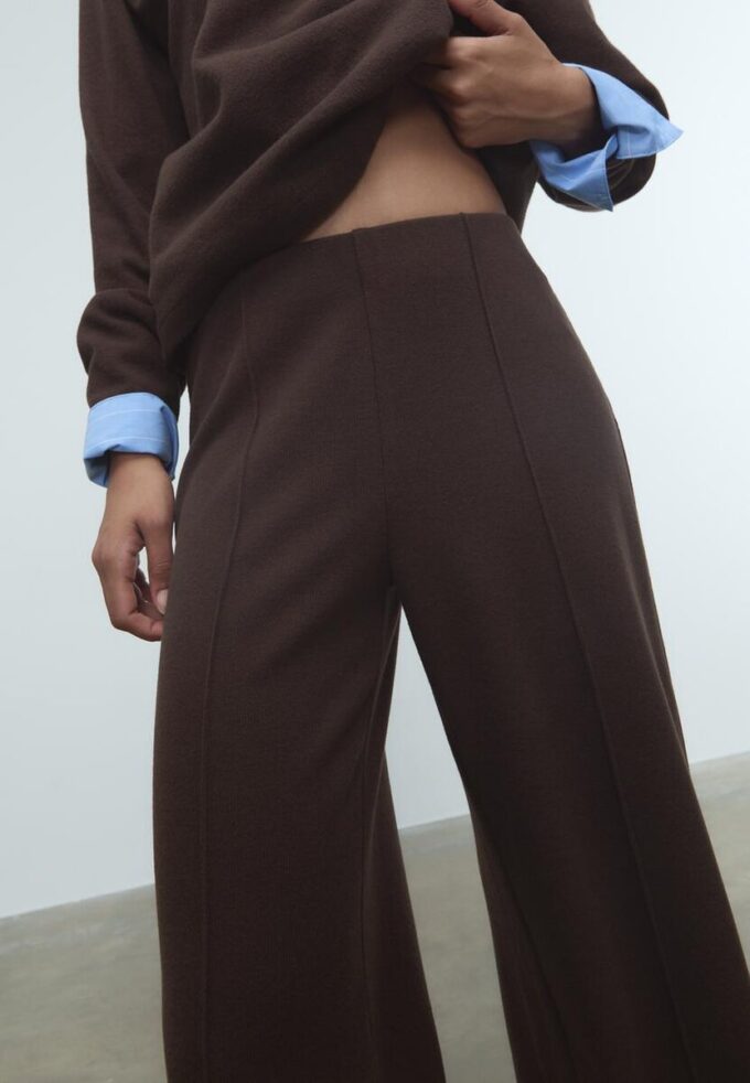 Gebreide broek met naaddetails Gebreide broek met naaddetails