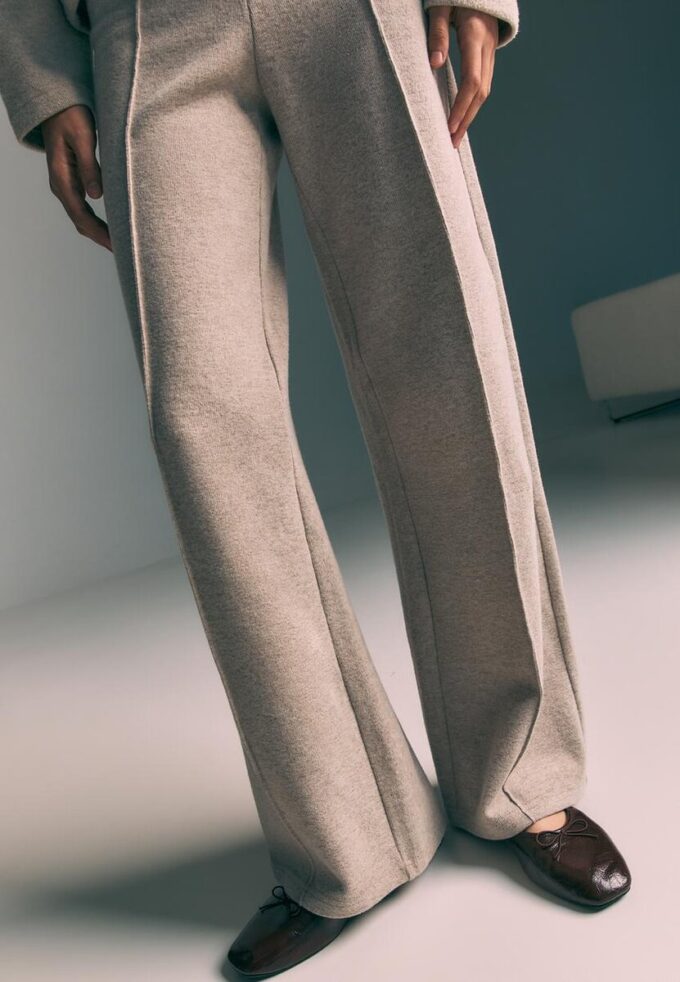 Gebreide broek met naaddetails Gebreide broek met naaddetails