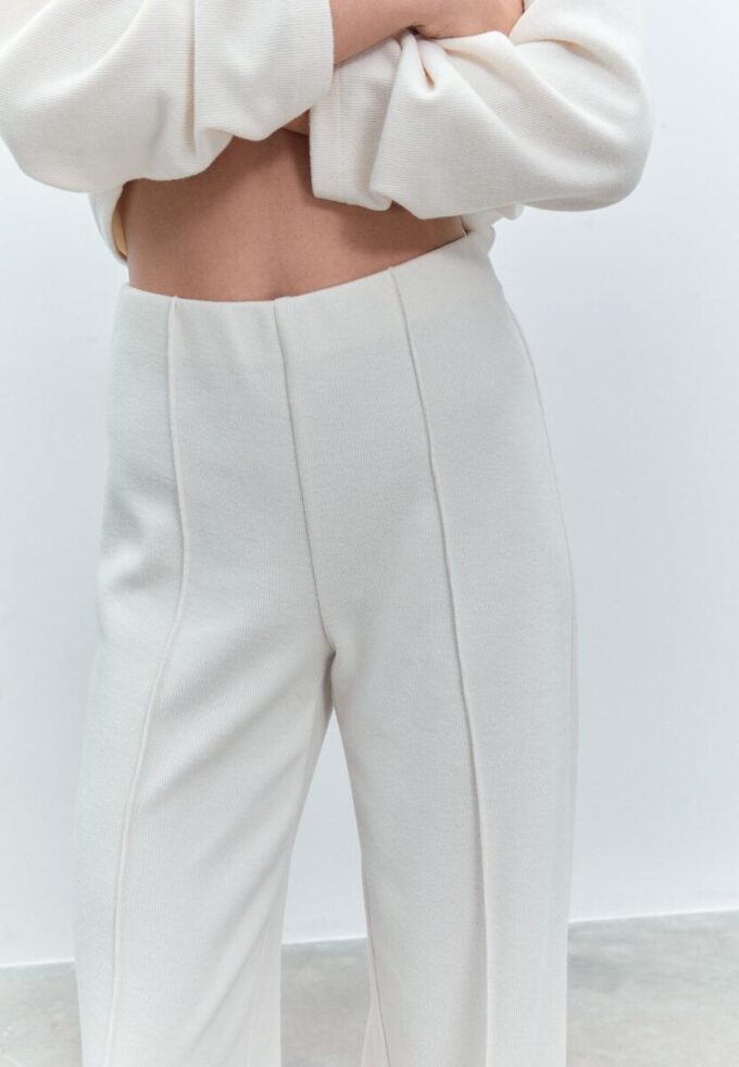Gebreide broek met naaddetails Gebreide broek met naaddetails