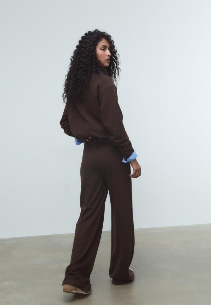 Gebreide broek met naaddetails Gebreide broek met naaddetails