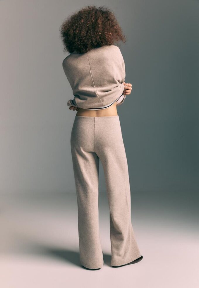 Gebreide broek met naaddetails Gebreide broek met naaddetails