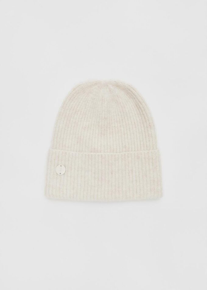 Geribde beanie met plaquette