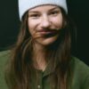 Geribde beanie met plaquette