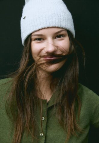Geribde beanie met plaquette