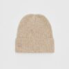 Geribde beanie met plaquette