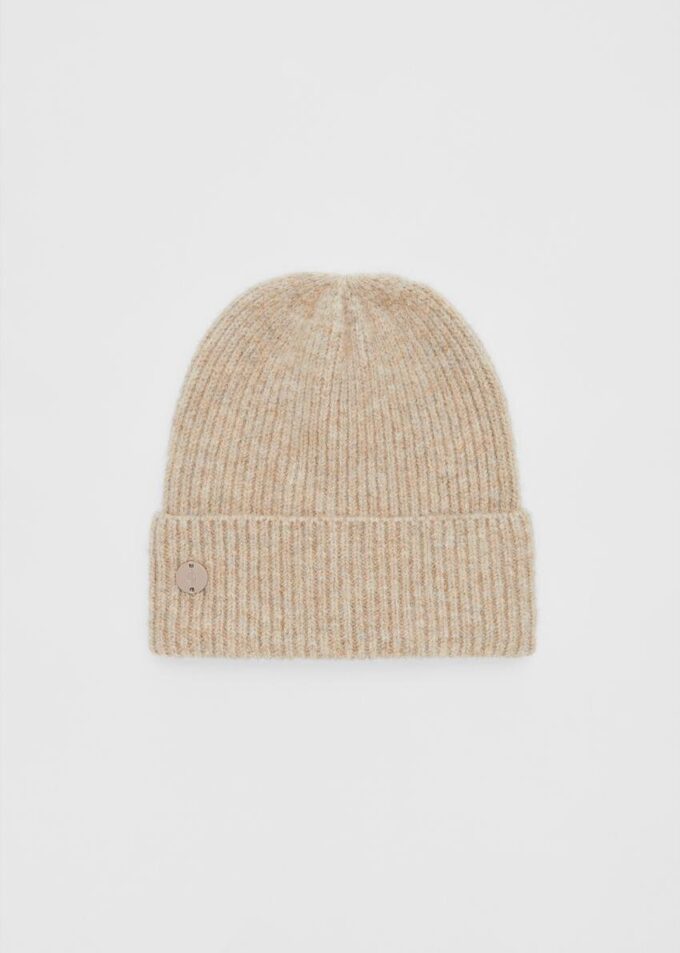 Geribde beanie met plaquette