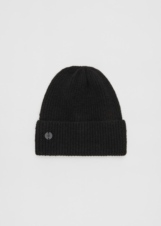 Geribde beanie met plaquette