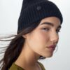 Geribde beanie met plaquette
