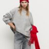 Geribde beanie met plaquette