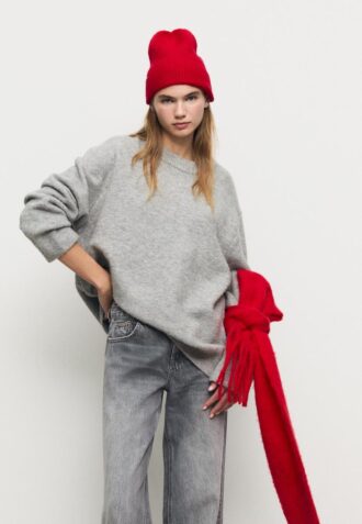 Geribde beanie met plaquette