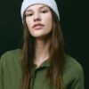 Geribde beanie met plaquette