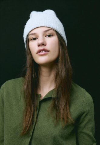 Geribde beanie met plaquette