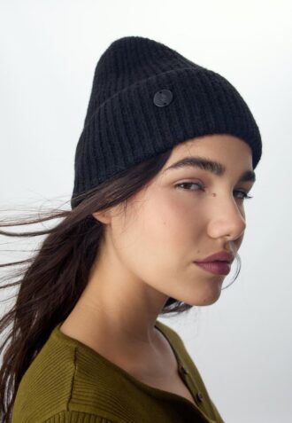 Geribde beanie met plaquette