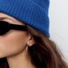 Geribde beanie met plaquette