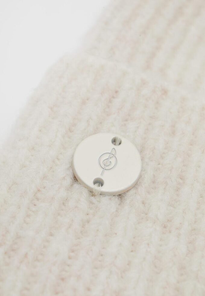 Geribde beanie met plaquette