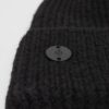 Geribde beanie met plaquette
