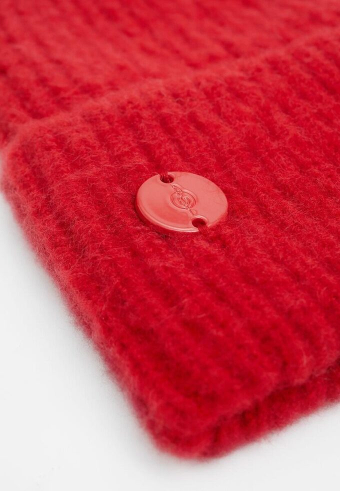 Geribde beanie met plaquette