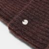 Geribde beanie met plaquette
