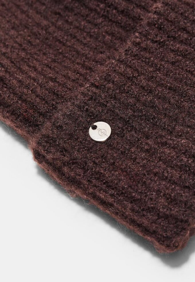 Geribde beanie met plaquette