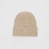 Geribde beanie met plaquette
