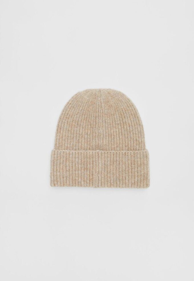 Geribde beanie met plaquette