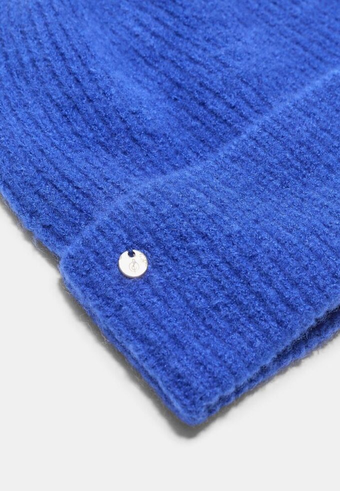 Geribde beanie met plaquette