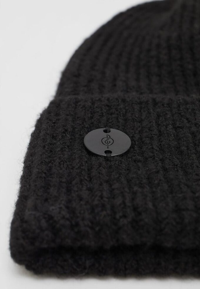 Geribde beanie met plaquette