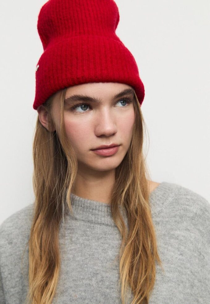 Geribde beanie met plaquette