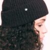 Geribde beanie met plaquette