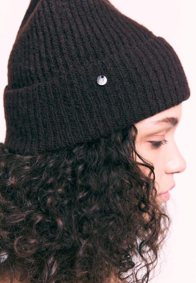 Geribde beanie met plaquette