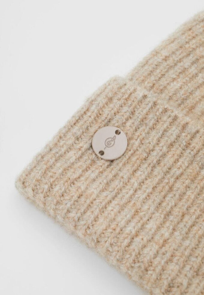 Geribde beanie met plaquette