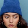 Geribde beanie met plaquette