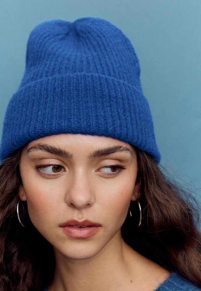 Geribde beanie met plaquette