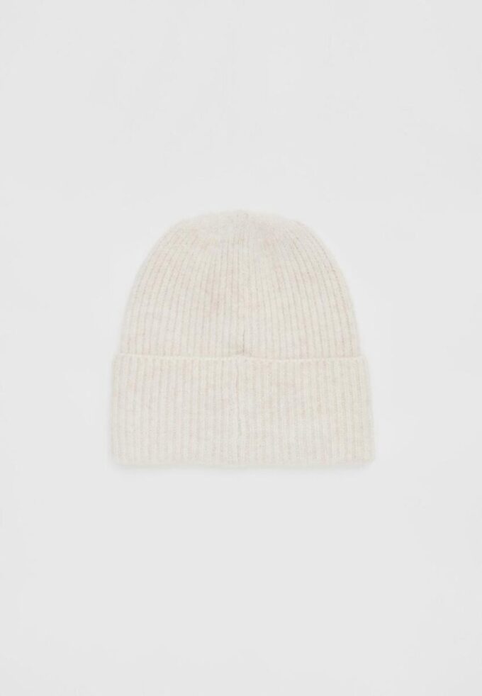 Geribde beanie met plaquette