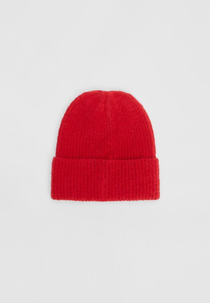 Geribde beanie met plaquette