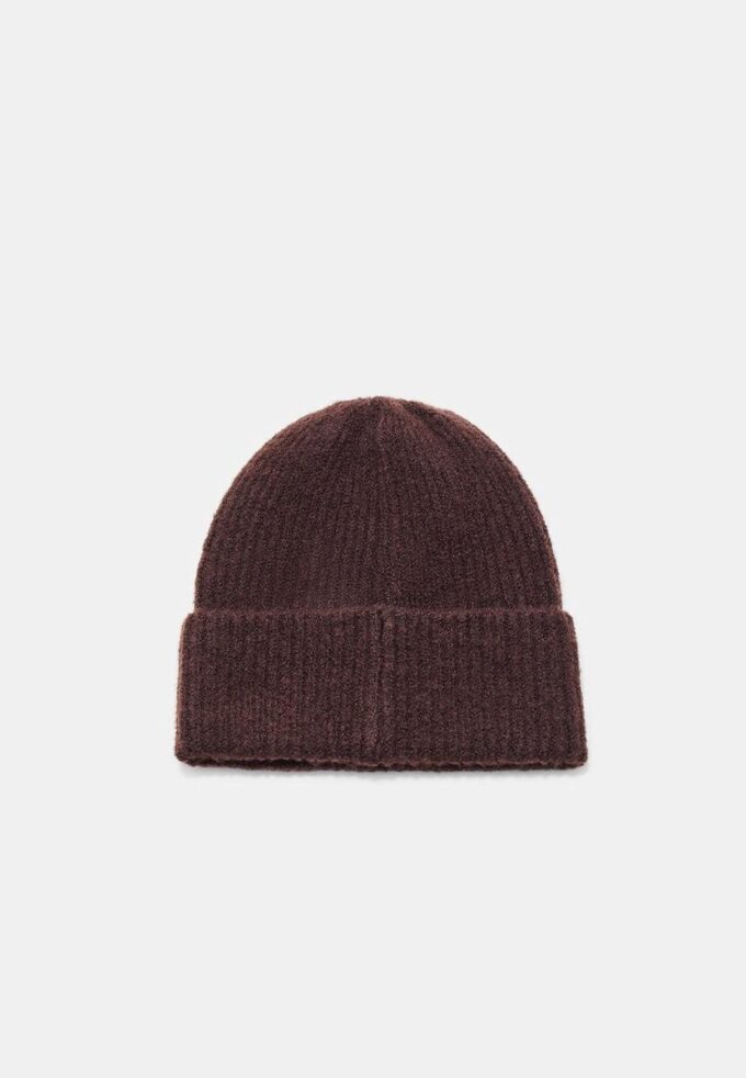 Geribde beanie met plaquette