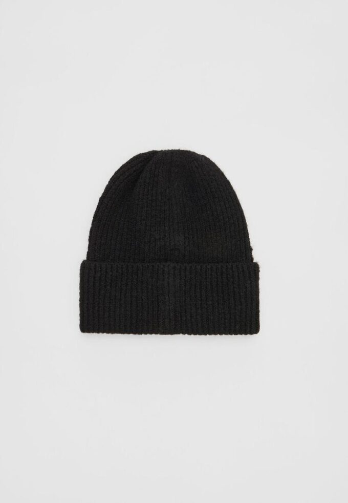 Geribde beanie met plaquette