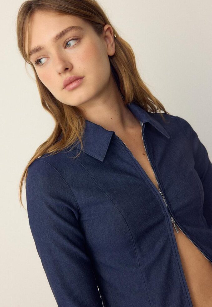 Getailleerd denim overhemd met dubbele ritssluiting Getailleerd denim overhemd met dubbele ritssluiting
