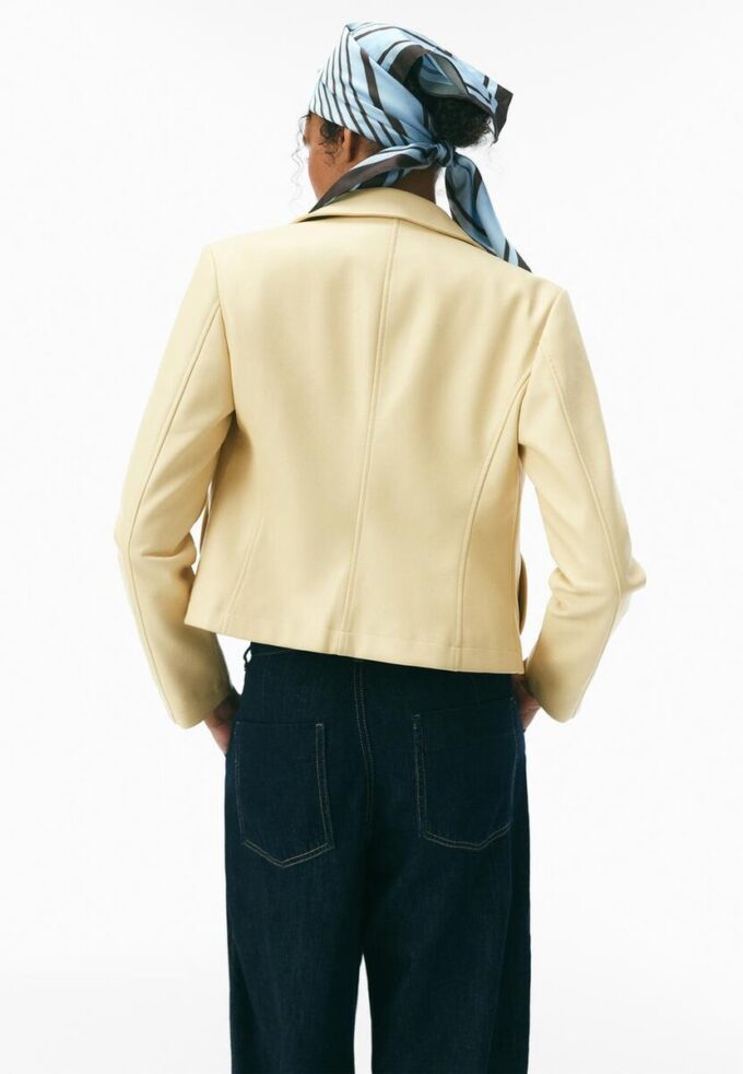 Getailleerd jasje met leerlook