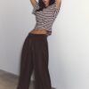 Getailleerde broek met Wide Leg pijpen en coupenaden Getailleerde broek met Wide Leg pijpen en coupenaden