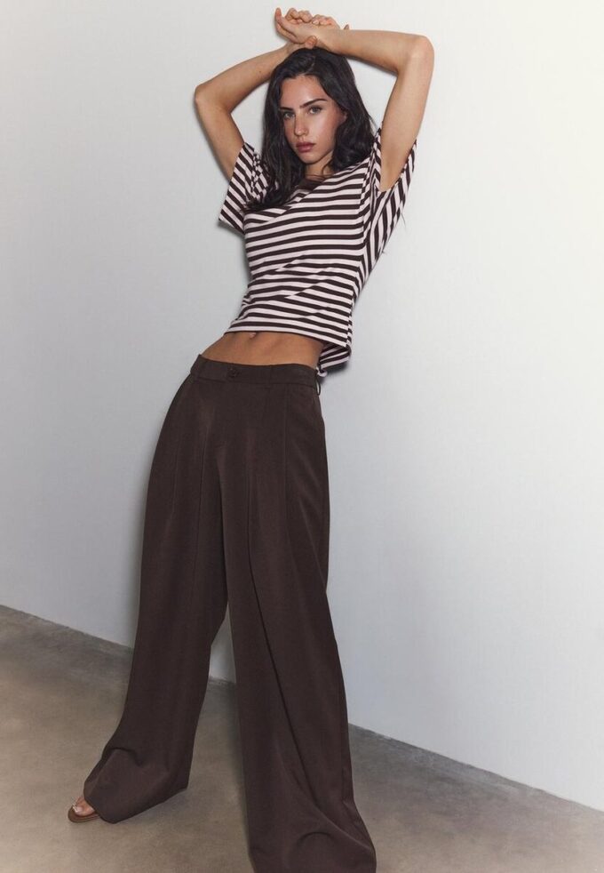 Getailleerde broek met Wide Leg pijpen en coupenaden Getailleerde broek met Wide Leg pijpen en coupenaden
