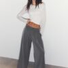 Getailleerde broek met Wide Leg pijpen en coupenaden Getailleerde broek met Wide Leg pijpen en coupenaden