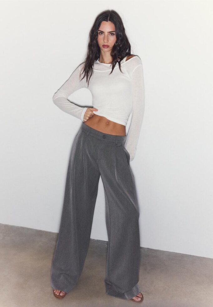 Getailleerde broek met Wide Leg pijpen en coupenaden Getailleerde broek met Wide Leg pijpen en coupenaden
