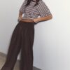 Getailleerde broek met Wide Leg pijpen en coupenaden Getailleerde broek met Wide Leg pijpen en coupenaden